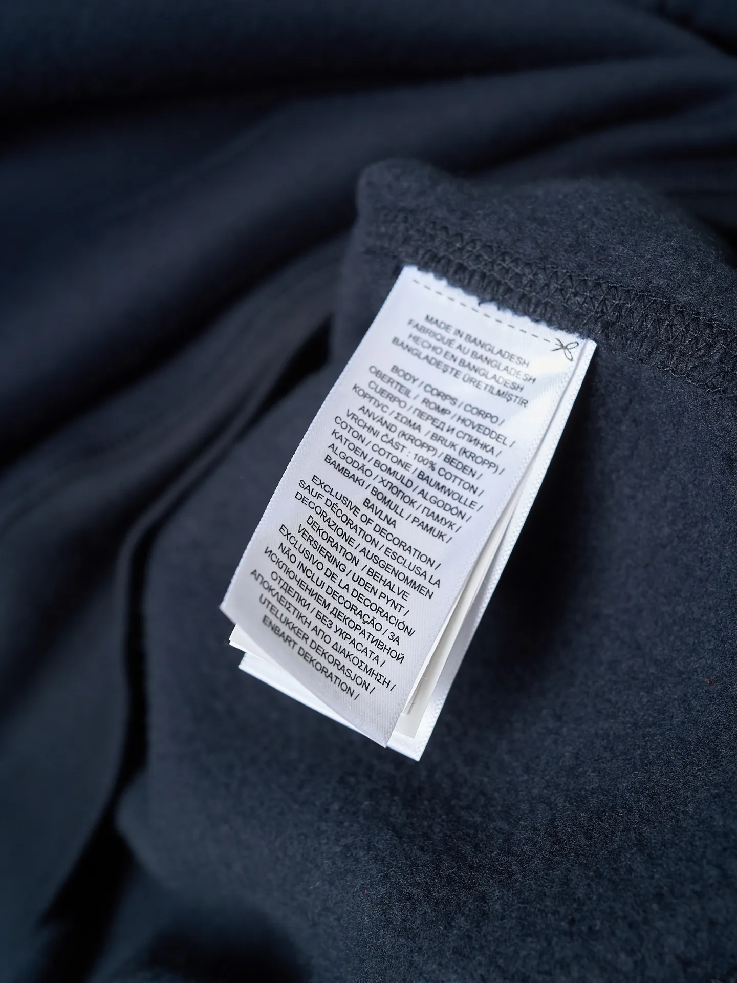 P290 Actual auction] Ralph Lauren/Ralph Lauren solid color pony logo embroidered round neck sweatshirt (navy blue) [Ready stock] S M L XL custom cloud-like honey cotton fleece sweatshirt material with delicate touch and comfortable skin fit. A touch of midnight navy blue as the main color, exquisite red pony logo embellishment, full of recognition, with an atmosphere of freedom and vitality, pure and smart color symphony, and outlines a high-end outline with extreme simplicity. Become the smart focus of vision and show your taste in silence. Use imported machine embroidery technology. Use advanced computer control system and precision mechanical components to realize the iconic pony embroidery operation. High precision. The lines are smooth and delicate. Adopt Hasuo technology. Use specific machines to sew. Hasuo has high fastness. It adds visual effects. It is time-consuming and labor-intensive. The fabrics have been washed and have a better hand feel. Not easy to deform. Not easy to shrink. Not easy to fade. Maintain long-term beauty and fit.